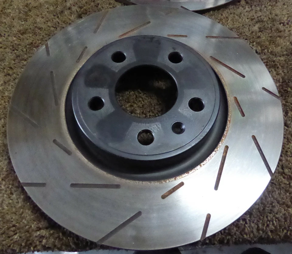 Juego de frenos delanteros y derechos deportivos 12-16 Audi A4 EBC serie USR1838 Foto 2 de 4