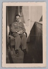 Wehrmacht Soldat in Paradeuniform sonnt sich auf Balkon - Altes Foto 1938