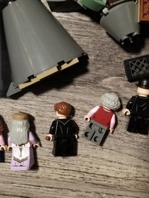 LEGO Harry Potter Hogwarts Castle & 8 Minifigures Set Missing parts Please View 