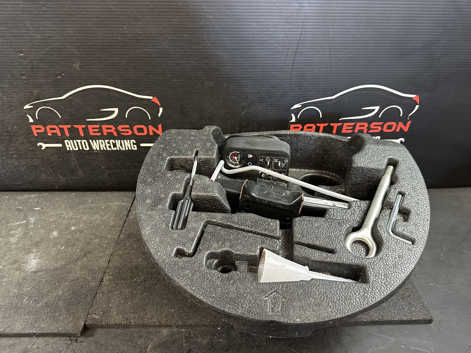 2018 MASERATI GHIBLI EMERGENCY JACK TOOL KIT