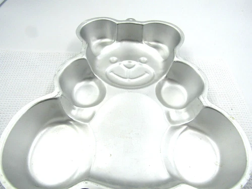 Huggable Teddy Bear Cake Pan Baking Mold Wilton #502-3754 GUC (baby shower)