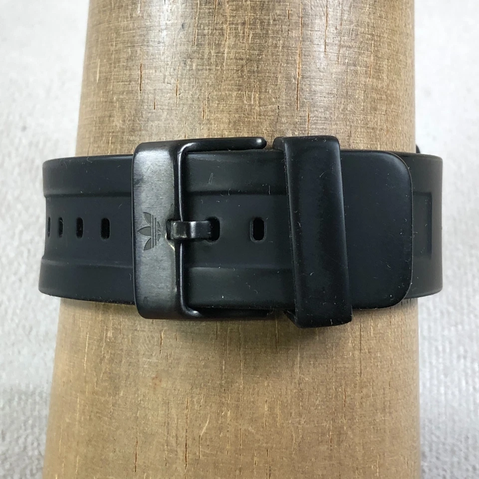 Relógio Adidas Santiago masculino DH3199 esporte pulseira de silicone preta quartzo 42 mm 7 1/4" - Imagem 4 de 4