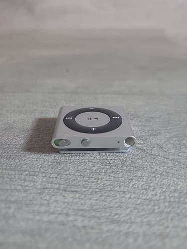 iPod Shuffle 4th Generation 2GB - Picture 4 of 5