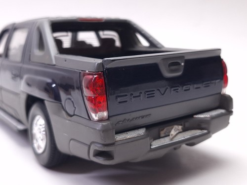 Welly 2001 Chevrolet Avalanche Pickup Truck 1:18 Diecast Scale - Picture 7 of 19