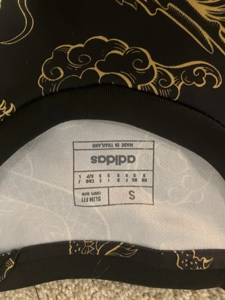 Camiseta de fútbol Adidas LukaModric #10 talla pequeña negra y dorada 23/24 del Real Madrid Foto 3 de 4