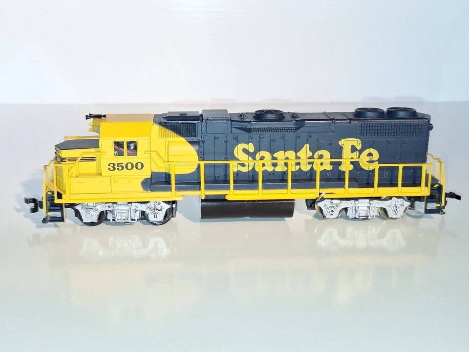 Lifelike Santa Fe Bo-Bo Diesel Loco. V/Good motor, headlight. Excellent cond. HO - Image 3 of 4