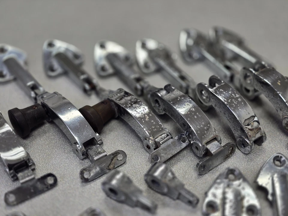 ENORME LOTE DE 16 PESTILLOS CROMADOS VENTANA CUARTO TRASERO ORIGINAL USADOS PORSCHE 911 912 Foto 3 de 4