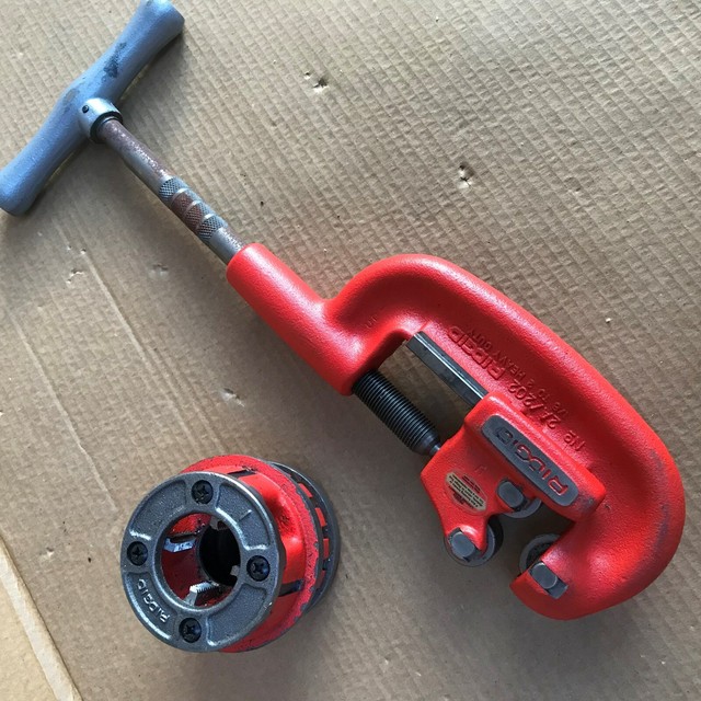 Ridgid Heavy Duty Pipe Threader Lot 2A/202 / 1/8 to 2" Cutter