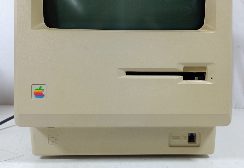 Vintage Apple Macintosh Plus 1MB RAM – 1986 Classic Retro Computer – Powers on – for Parts or Display - Canada