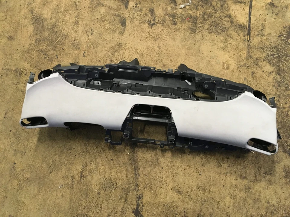 Toyota Prius Prime 2017-2020 tablero de instrumentos cubierta OEM. Foto 3 de 4