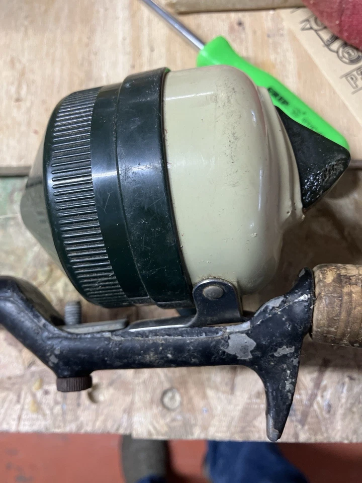 Carrete Spincast Zebco 888 de colección + varilla de fibra de vidrio con empuñadura de pistola (EE. UU., años 60) Foto 3 de 4