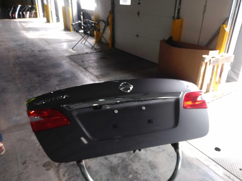 Nissan Sentra 2017 gris usado OEM cubierta tapa maletero 265503YU5A 101 k millas Foto 2 de 3