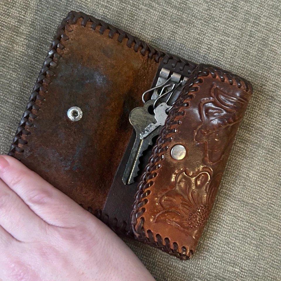 Cartera porta llaves de cuero vintage con cierre a presión floral en relieve Foto 4 de 4