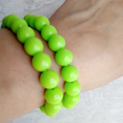 2 limettengrüne Armbänder hell Sommer Festival Strand Urlaub Party dehnbar 10 mm