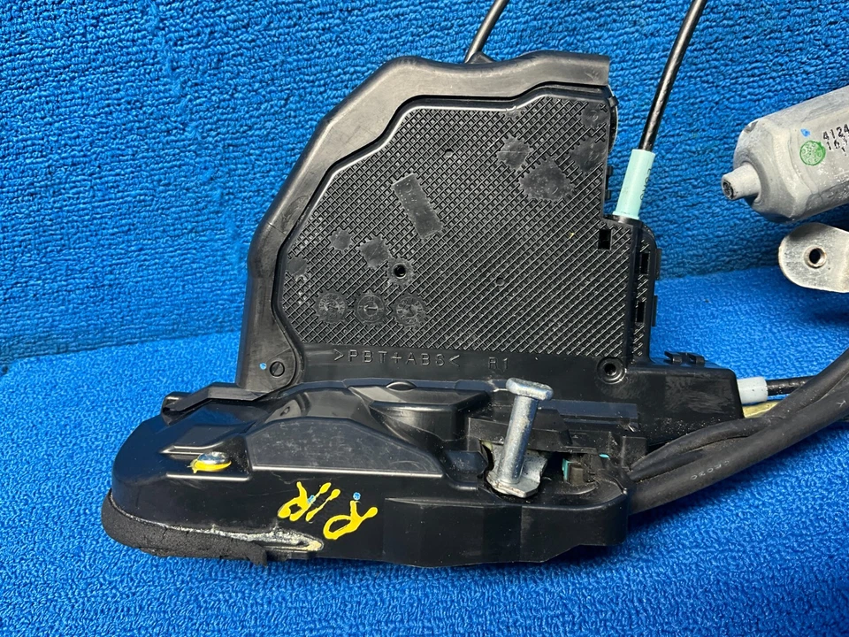 Actuador de pestillo de cerradura de puerta lateral derecha trasera Lexus LS460 2007-2009 OEM Foto 2 de 4