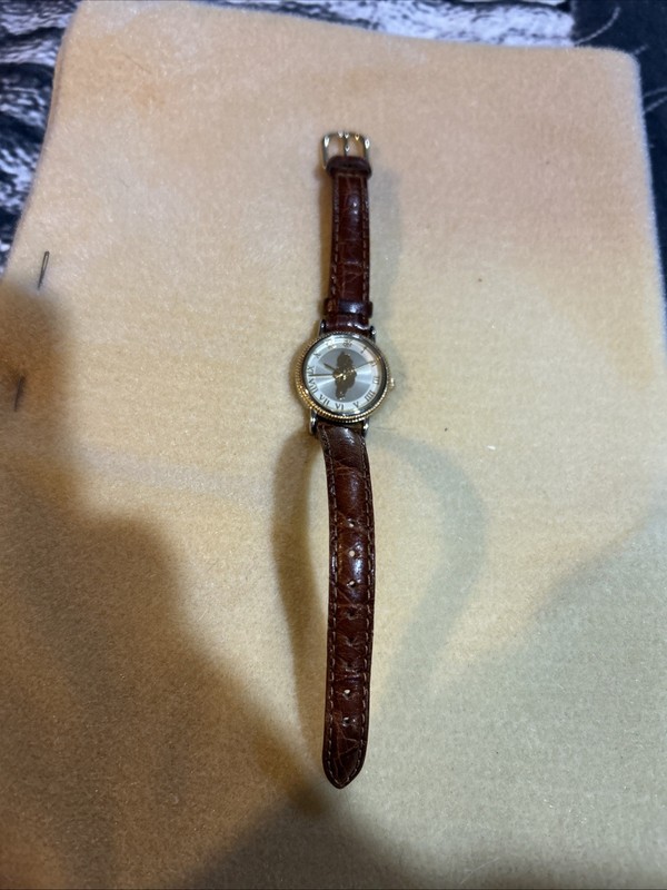 ￼ Disney’s Winnie The Pooh Authentic Watch Real Leather Lightly Used