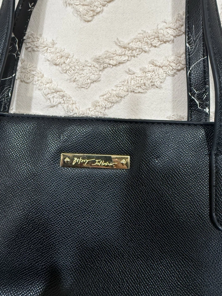 Bolso de Mano Betsey Johnson Negro Sólido Firma, Bolso Forro Estampado Rosa Foto 4 de 4