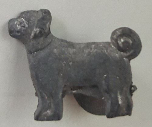 1928 Vintage Premium Cracker Jack Preis Spielzeug Mops Hund Noppen oder Ansteckknopf   - Bild 1 von 2