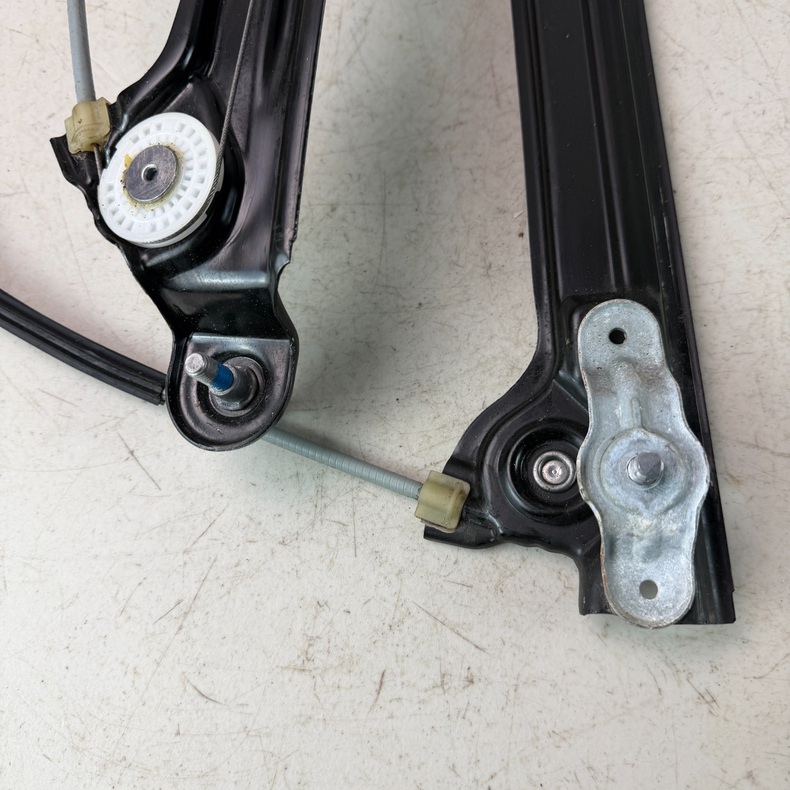2017-2020 MASERATI LEVANTE FRONT LEFT SIDE DOOR WINDOW REGULATOR MOTOR 670104204