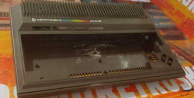 Commodore Plus/4 Gehäuse computer-case (51810) (with screws) .264