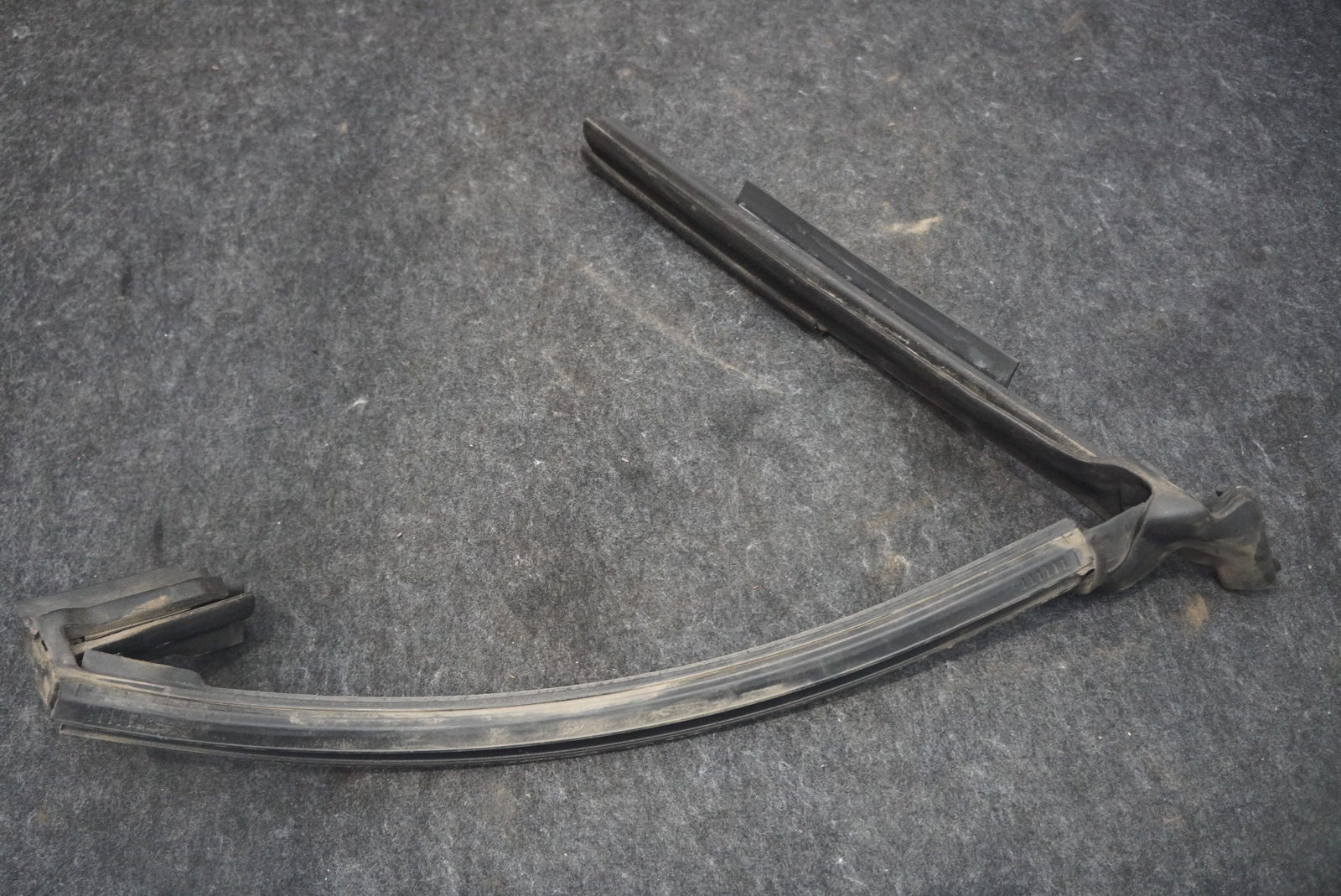 Bentley Continental GT 2016 REAR+RIGHT Weatherstrip P/N 3W7867416L