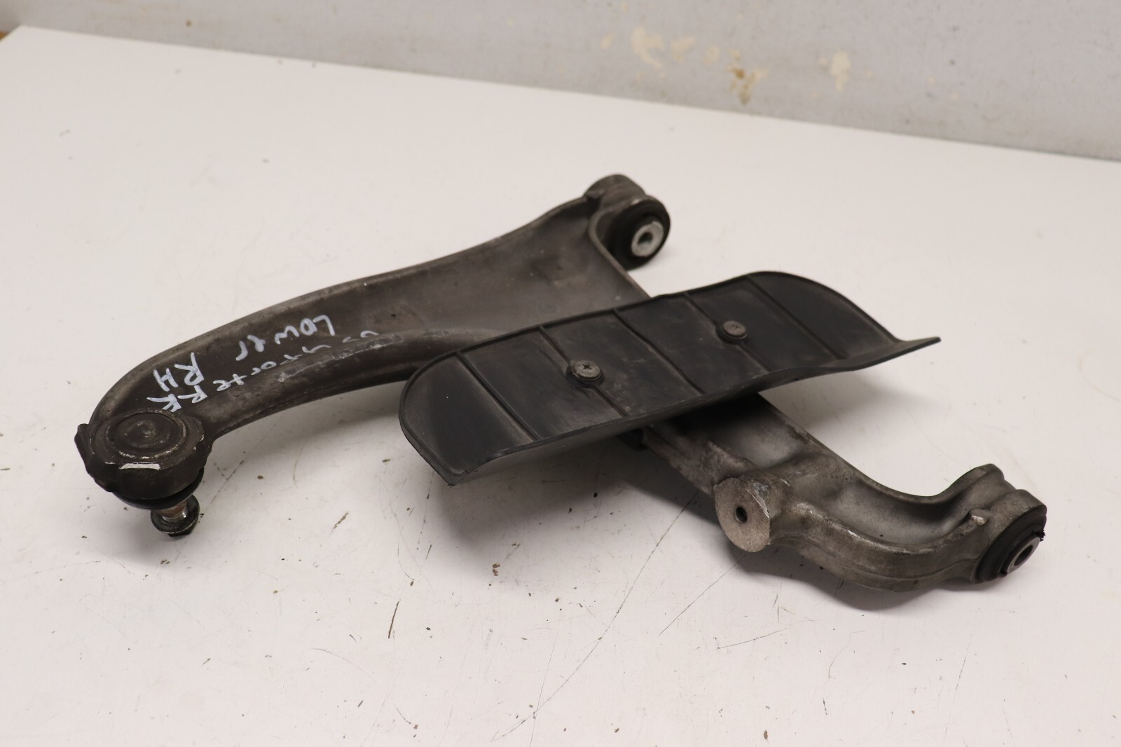 F208111 2003-2012 Maserati Quattroporte M139 Rear Lower Control Arm RH 203157