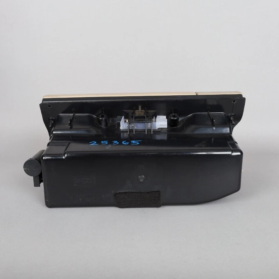 Guantera Mercedes E320 E430 W210 1996-1999 2106890091 OEM usada Foto 2 de 4