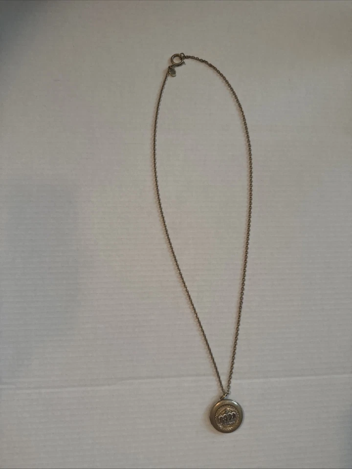 "Collar medallón Juicy Couture redondo con logotipo dorado - cadena de 22"" - aspecto vintage" Foto 3 de 4