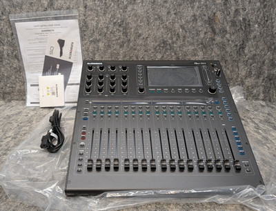 Allen & Heath Qu-5D 36-Channel / 12-Bus Digital Mixer with 16+1 Motorized Faders