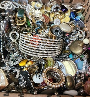 HUGE..VINTAGE JEWELRY LOT 8.2LBS FOR CRAFTS OR REPURPOSING #3