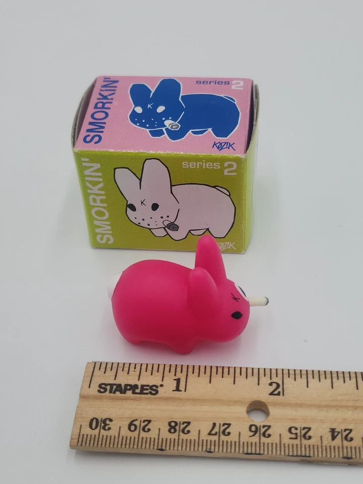 Kidrobot SMORKIN' LABBIT Serie 2 ROSA FLORENTE Mini Figura Vinilo 1.5" Kozik Foto 4 de 4