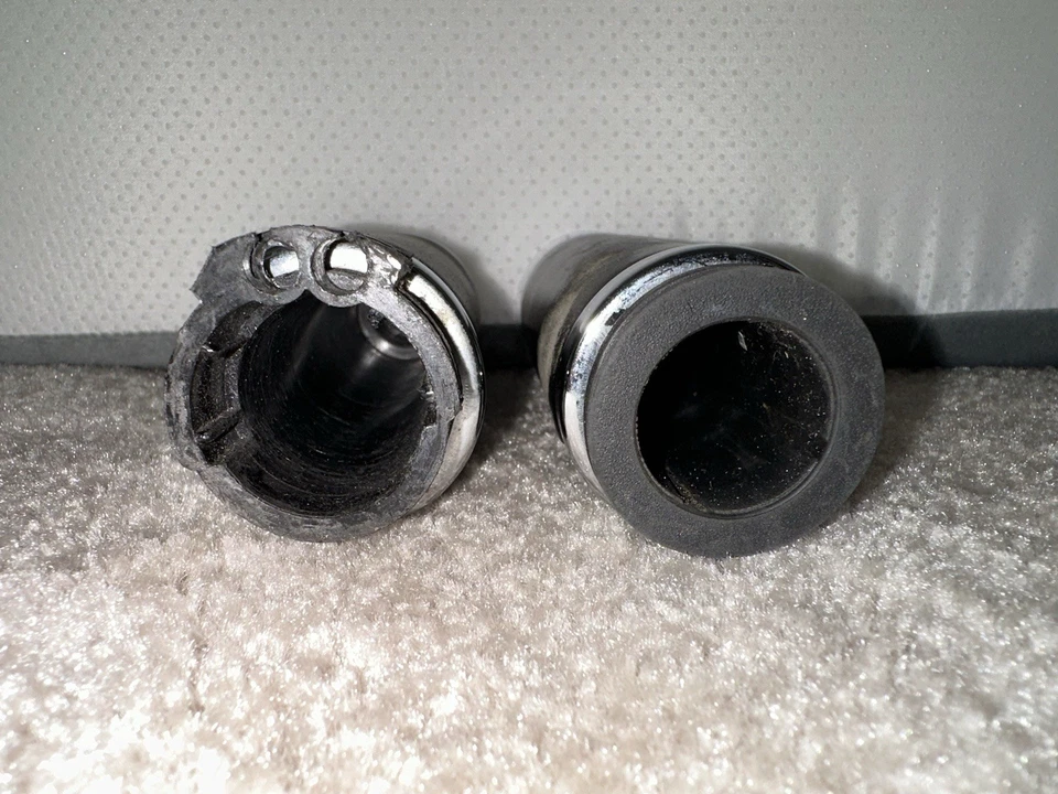 Punhos de couro liso Harley Davidson fabricante de equipamento original com tampas de extremidade de barra e escudo - Imagem 3 de 4