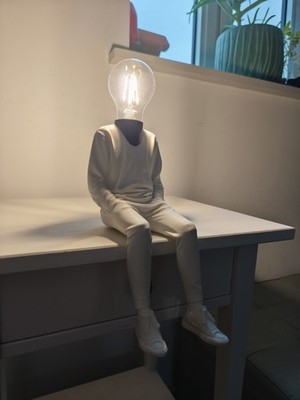 Denkerlampe - Unikat Glühbirne Kopf Figur, sitzender Mann Tischlampe