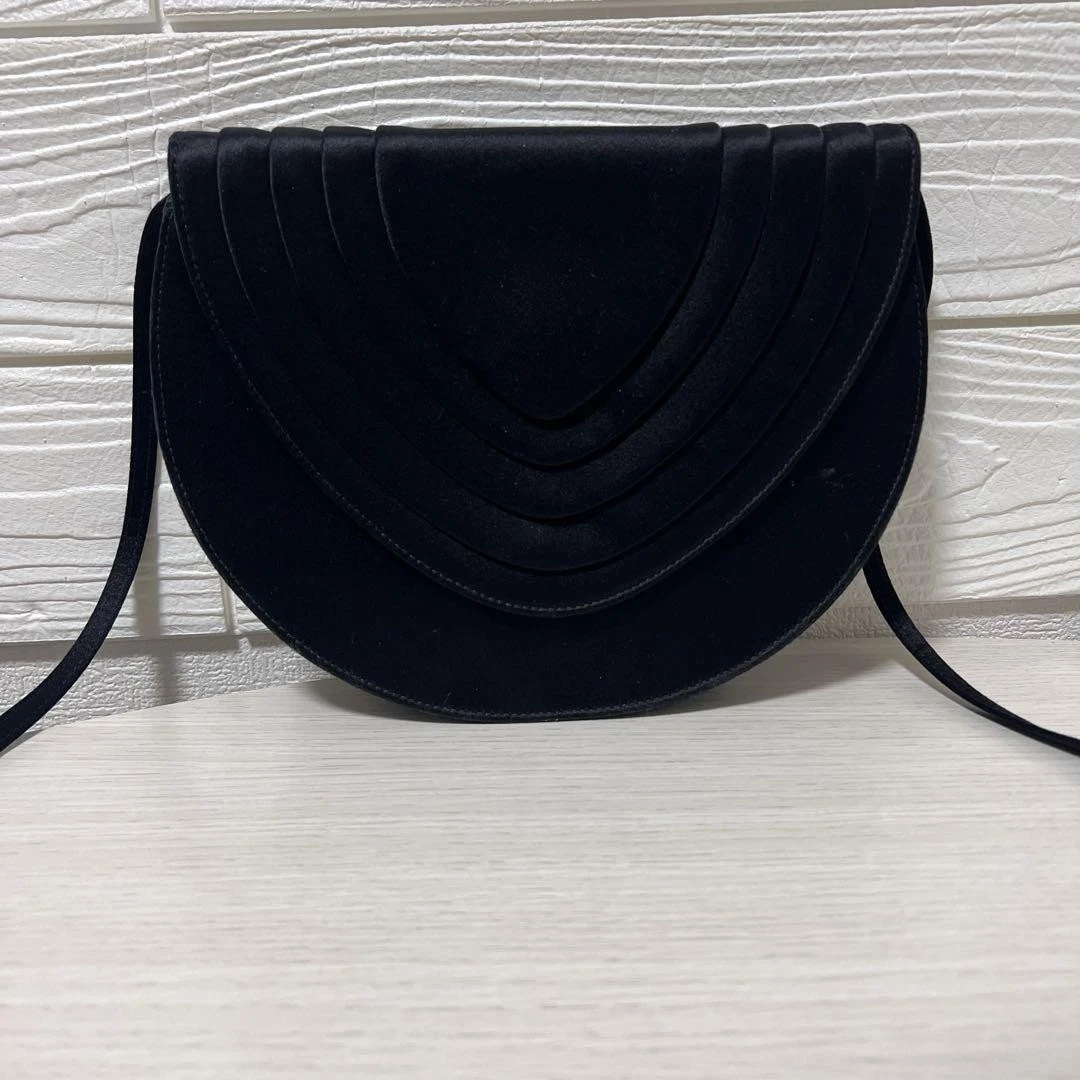Sac bandoulière Gucci plissé satin vintage bandoulière en stock maintenant ! créateur