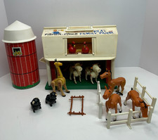 Vintage Fisher Price Family Play Family Farm 915 Barn  Silo  Animals