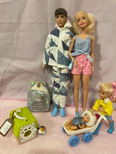 Family Dolls Set of 4 People with Mom Dad 2 Kids and a Cat