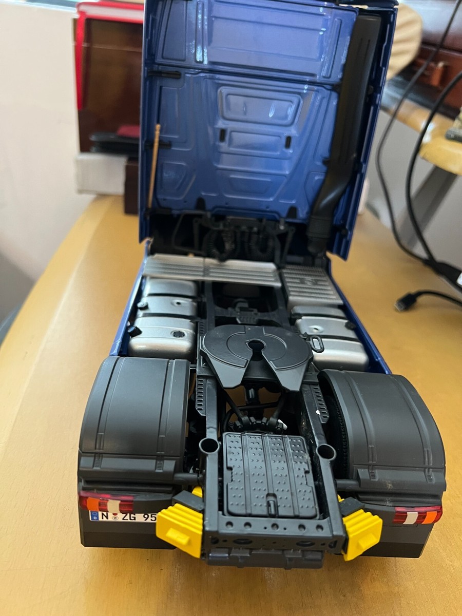 NZG (Germany) MERCEDES BENZ ACTROS GIGASPACE 4X2 1/18 Scale NZG (Germany) MERCEDES BENZ ACTROS GIGASPACE 4X2 1/18 Scale