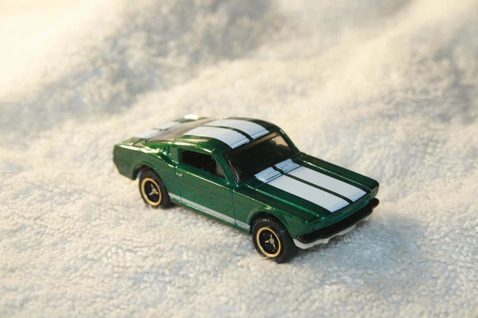 MATCHBOX 💥 1965 GREEN METALLIC W/ WHITE FORD MUSTANG GT 💥GOLD SPINNER RIMS - Image 3 of 4