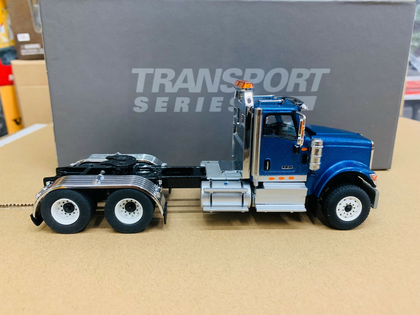 Modellino Camion DIECAST Masters 1/50 - International HX520 Tandem Day Cab Con Rimorchio XL 120 Lowboy - Colore Bianco - Lunghezza 44,5 Cm - 2
