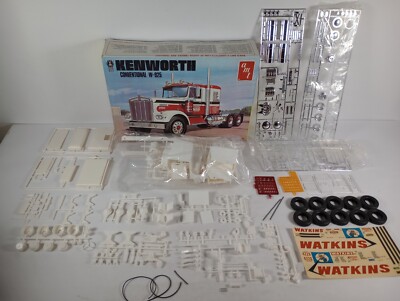 Maquette Kenworth Conventional W-925 AMT 1/25 – Camion Américain, Blanc/orange/noir