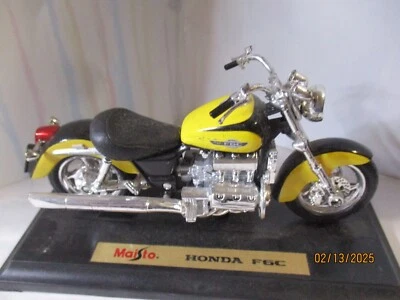 MOTO 1/18 HONDA VALKYRIE F6C JAUNE NOIRE 1999 MAISTO AVEC SOCLE D'EXPOSITION - Photo 1/2