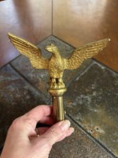 Ancien dessus de poteau drapeau aigle bronze doré avec socle laiton envergure 4,5 ailes