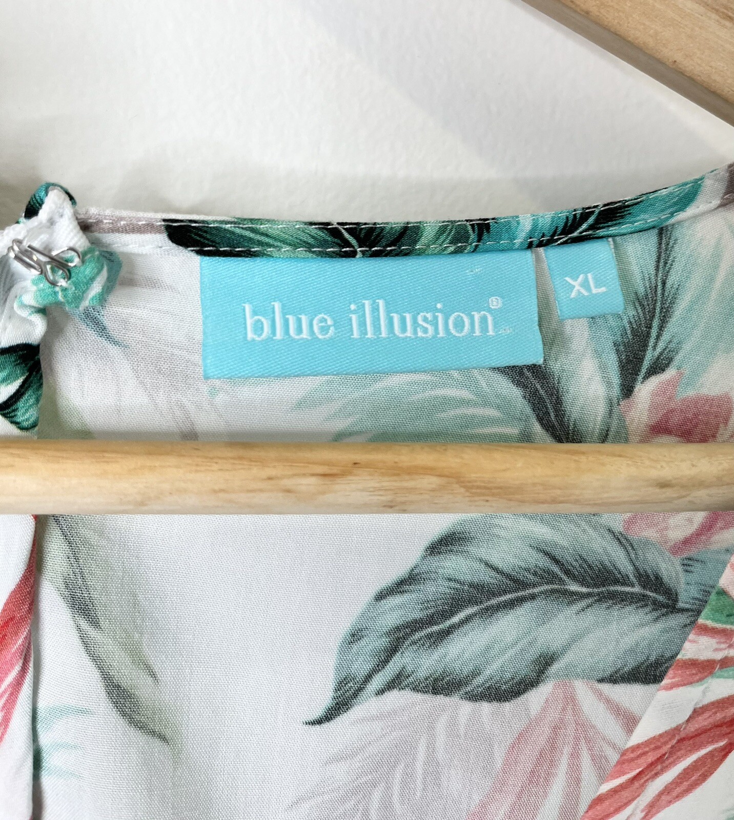 Blue illusion Dress Womens Size XL White Floral Sleeveless ALine Midi