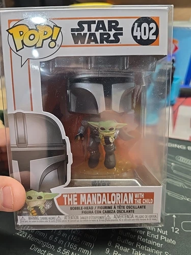 Funko POP Star Wars Mandalorian With The Child 402