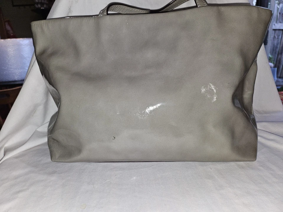 AUTÉNTICO BOLSO DE MANO CON LAZO DE CHAROL GRIS KATE SPADE EN MUY BUENA CONDICIÓN Foto 2 de 4