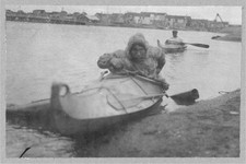 Esquimales en kayaks, indios de América del Norte, Nome, Alaska, AK, 1900-1916, frente al mar