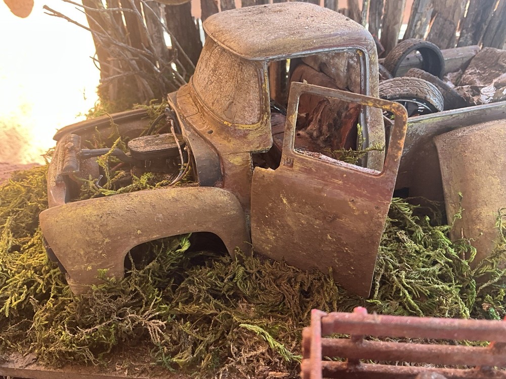 JUNK YARD DIORAMA, 1:18 1956 Ford PU/1957 Service Truck By Verdi’s Dioramas #22