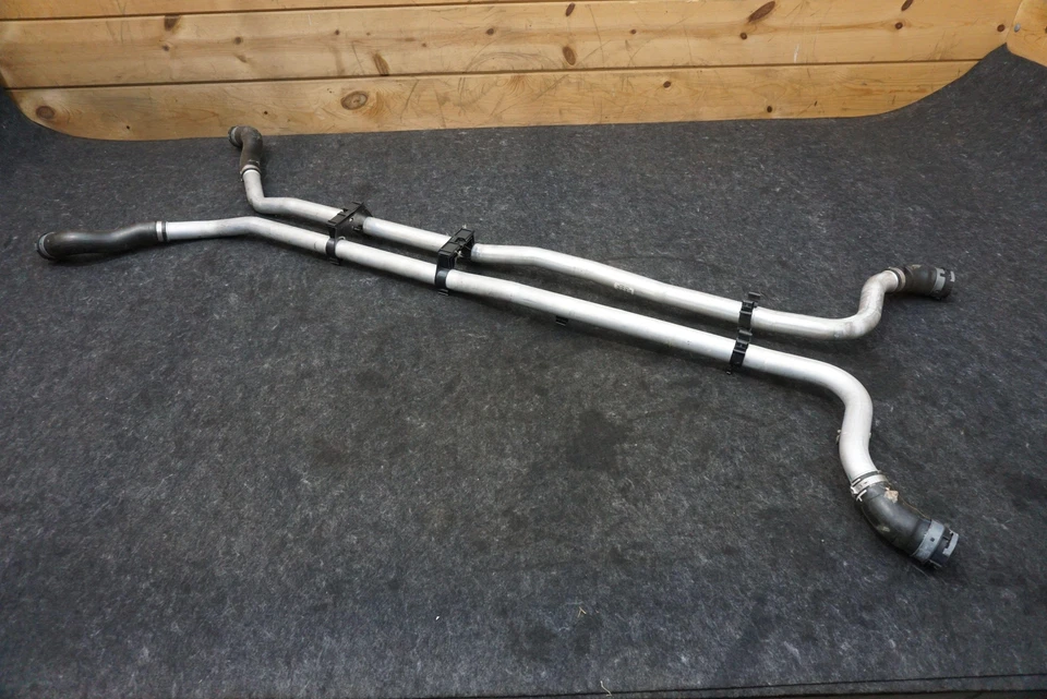 Tubo de alimentación de retorno de refrigerante del motor OEM 992121034 Porsche 911 Turbo S 992 2021 Foto 2 de 4