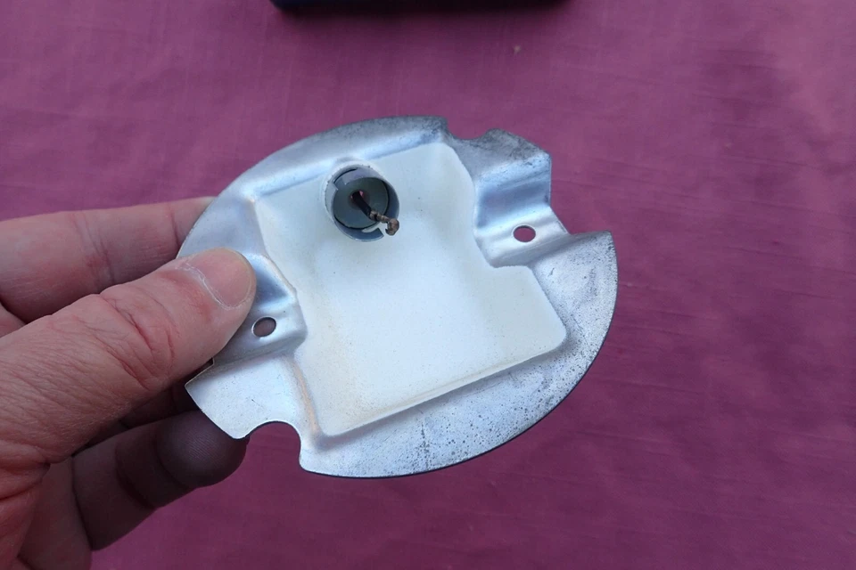 Ford Galaxie 1967 carrocería de luz de cortesía y montaje de enchufe ¡Nuevo de Lote Antiguo! C7AZ-13786-A domo Foto 4 de 4