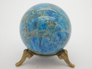 Apatit Kugel poliert aus Madagaskar ca 5 3 cm ca 0 25 kg